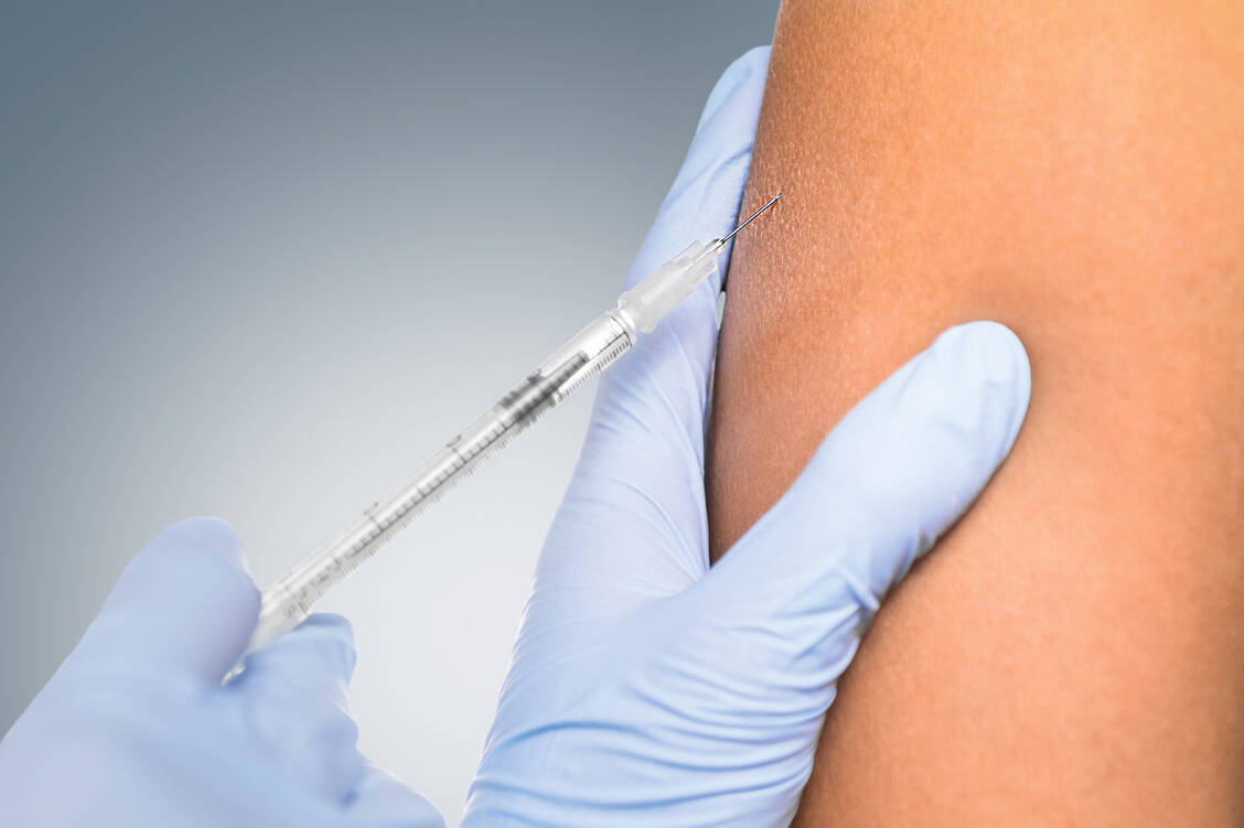 Werden Menschen, die bereits eine SARS-CoV-2-Infektion durchgemacht haben, gegen den Erreger geimpft, fällt die Immunantwort stärker aus als bei Personen ohne vorbestehende Immunität. / Foto: Fotolia/Remains