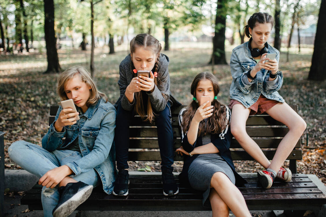 Gemeinsam und doch jeder für sich:  Das ist die Crux des Smartphone-Zeitalters. / © Getty Images/3photo