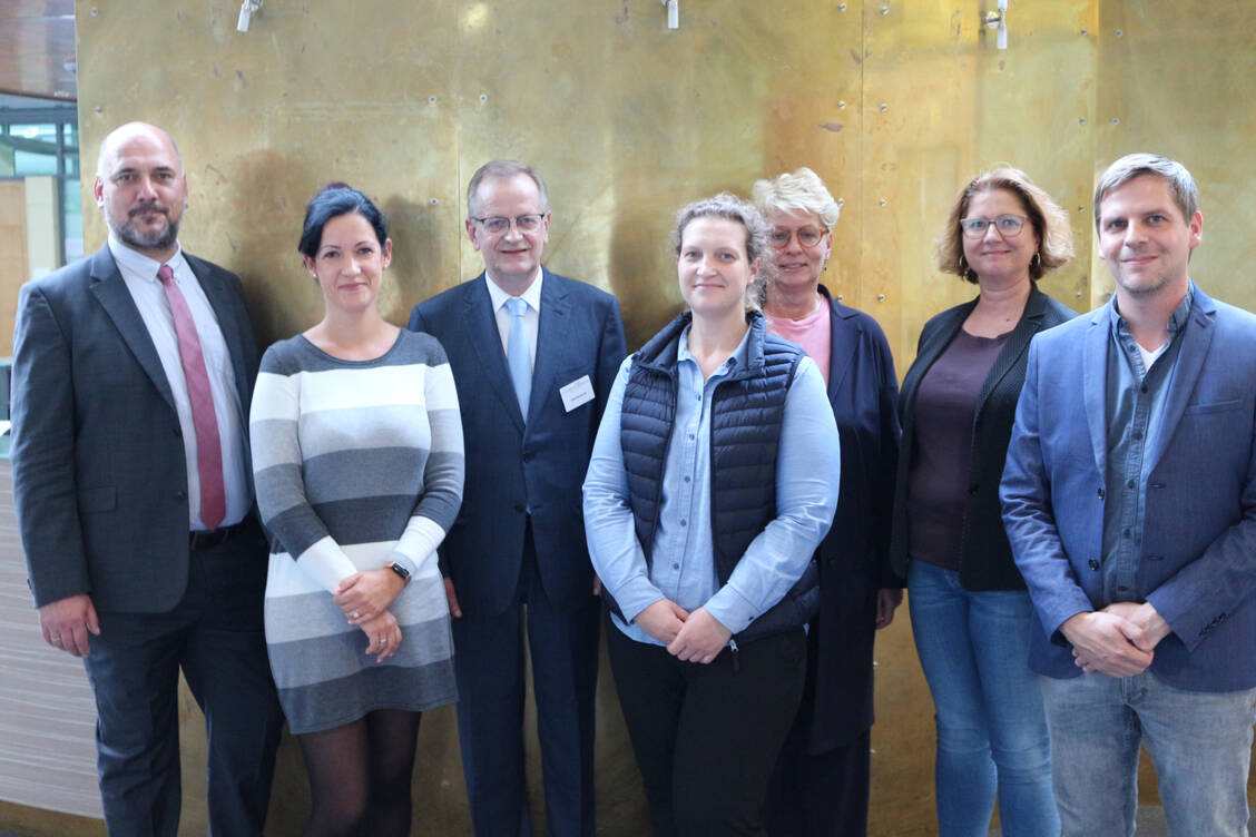 Der neu gewählte Vorstand des LAV Brandenburg: (v.l.n.r.) Robert Dalchow, Andrea König, Olaf Behrendt, Tina Koch, Antje Kujath, Nicole Nicoleit-Hauser, Robert Langner. / Foto: LAV Brandenburg