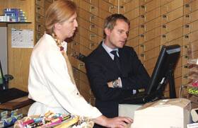 Apothekerin Gertrud Elsenberger erklärte Gesundheitsminister Daniel Bahr auch das Vor­gehen bei der Belieferung von Rabattverträgen.
<p class="fotonachweis">Foto: PZ/Siebenand</p>