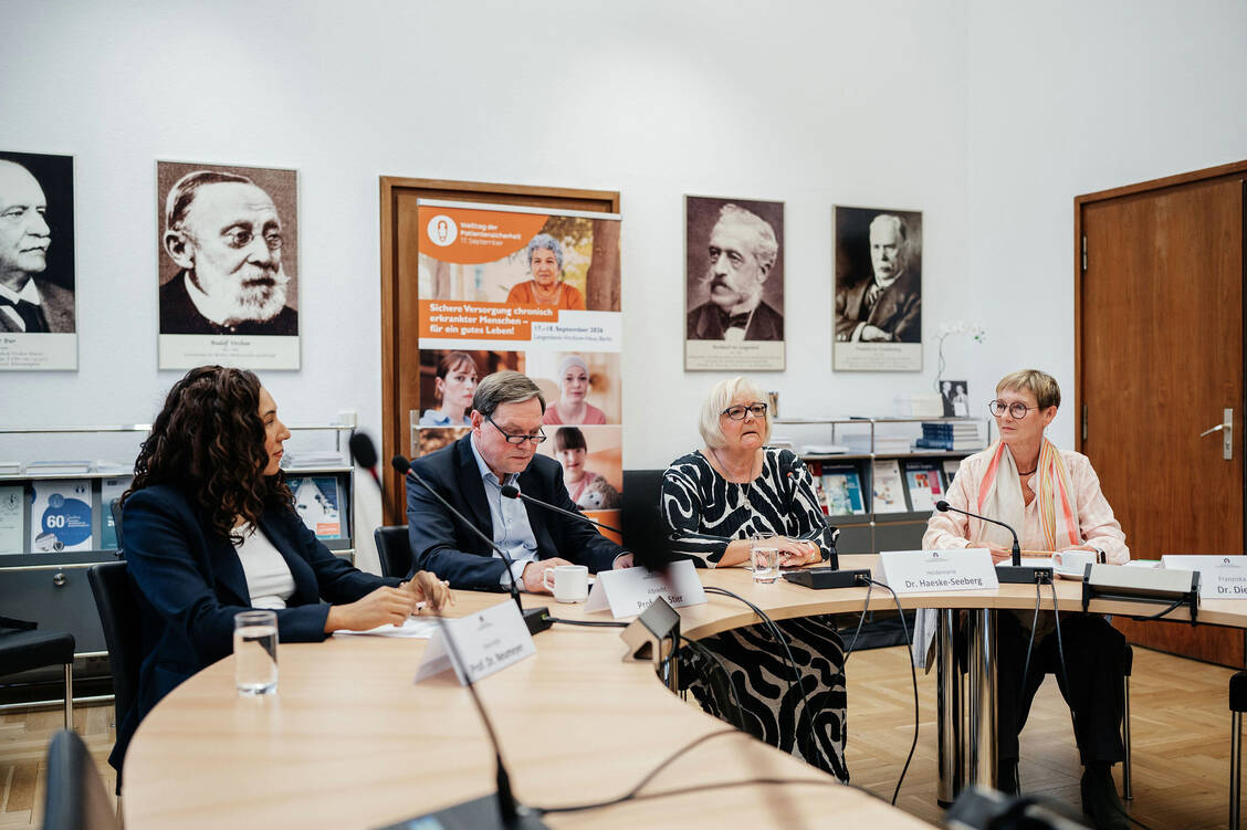 Professor Dr. Henriette Neumeyer, Prof. Dr. Albrecht Stier, Dr. Heidemarie Haeske-Seeberg und Dr.  Franziska Diel (von links) gaben Statements zur Patientensicherheit ab. / © Eventfotos Berlin/Danilo Ferrera