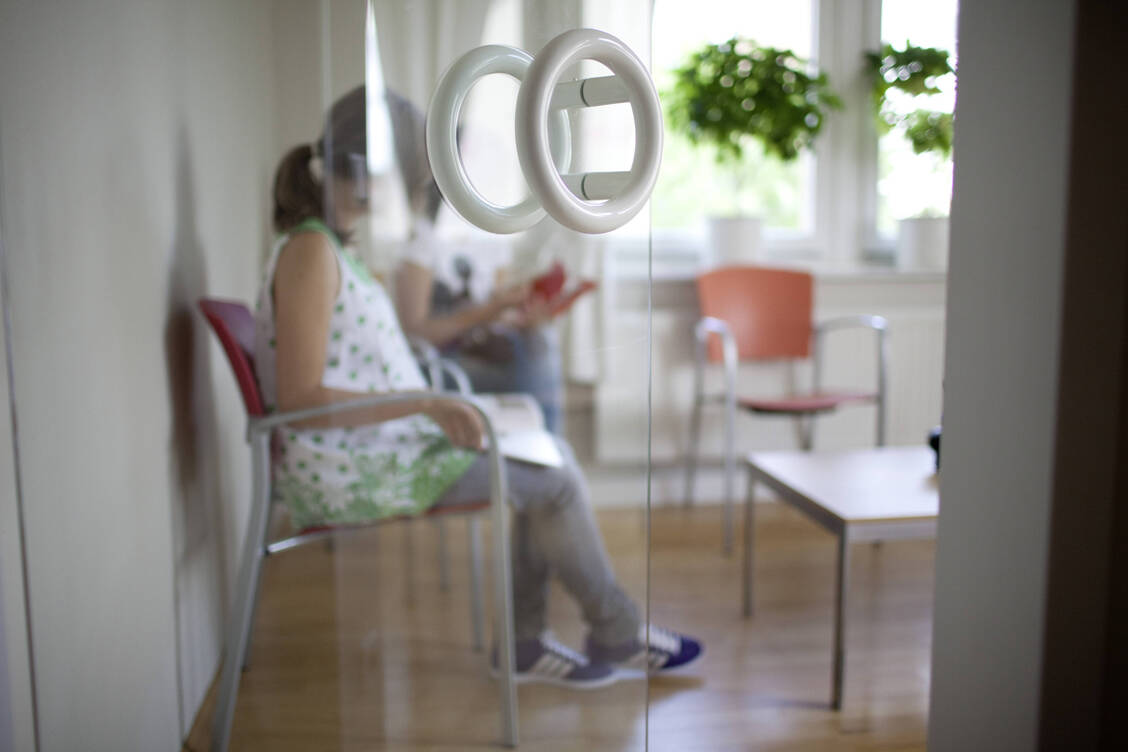 Kliniken und Kostenträger sollen ihre Versorgungsdaten regelmäßig geschlechtsspezifisch auswerten und veröffentlichen, fordern die Healthcare Frauen. / © Imago Images / photothek