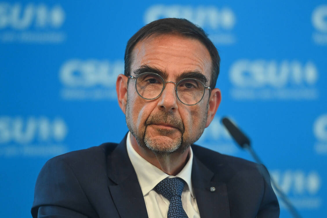 »Es braucht mehr Patientensteuerung durch den Hausarzt, eine Termingarantie für den Facharzt und, sollte das nicht klappen, eine garantierte Behandlung im Krankenhaus«, so Klaus Holetschek gegenüber der »Bild«-Zeitung. / © Imago/Sven Simon