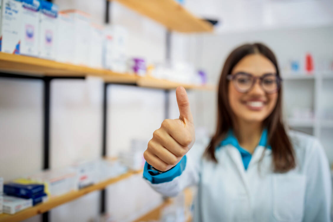 Um die pharmazeutische Ausbildung auch während der Coronavirus-Pandemie sicherzustellen, sollen bald wieder Abweichungen von der Approbationsordnung für Apotheker möglich sein.  / Foto: Getty Images/RealPeopleGroup