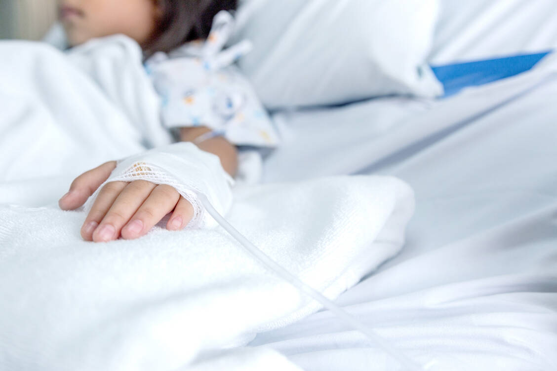 Laut WHO benötigten 17 der Kinder mit Hepatitis unklarer Ursache eine Lebertransplantation.  / Foto: Getty Images/Yanukit Raiva/EyeEm