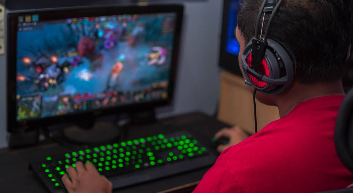 Manche Jugendliche verzocken nicht nur Zeit, sondern geben auch erhebliche Geldsummen für ihre Computerspiele aus, zeigt eine Studie der DAK. / Foto: Shutterstock/amirraizat