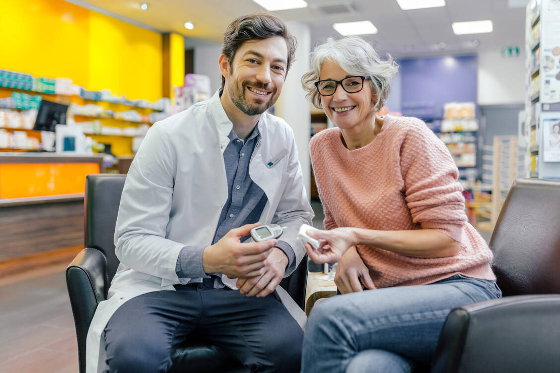 Blutzuckermessung gehört auch in deutschen Apotheken schon lange zum Standard. In anderen Ländern testen Apotheken aber beispielsweise auch auf HIV und andere Infektionen, bestimmen die Nierenfunktion oder überwachen den Therapieverlauf. / Foto: Getty Images/Westend61