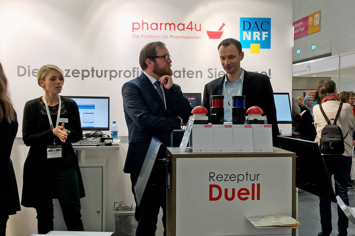 Das Team von DAC/NRF und Pharma4u präsentiert bei der Interpharm 2019 einige Rezeptur-Highlights. / Foto: PZ/Arzbach