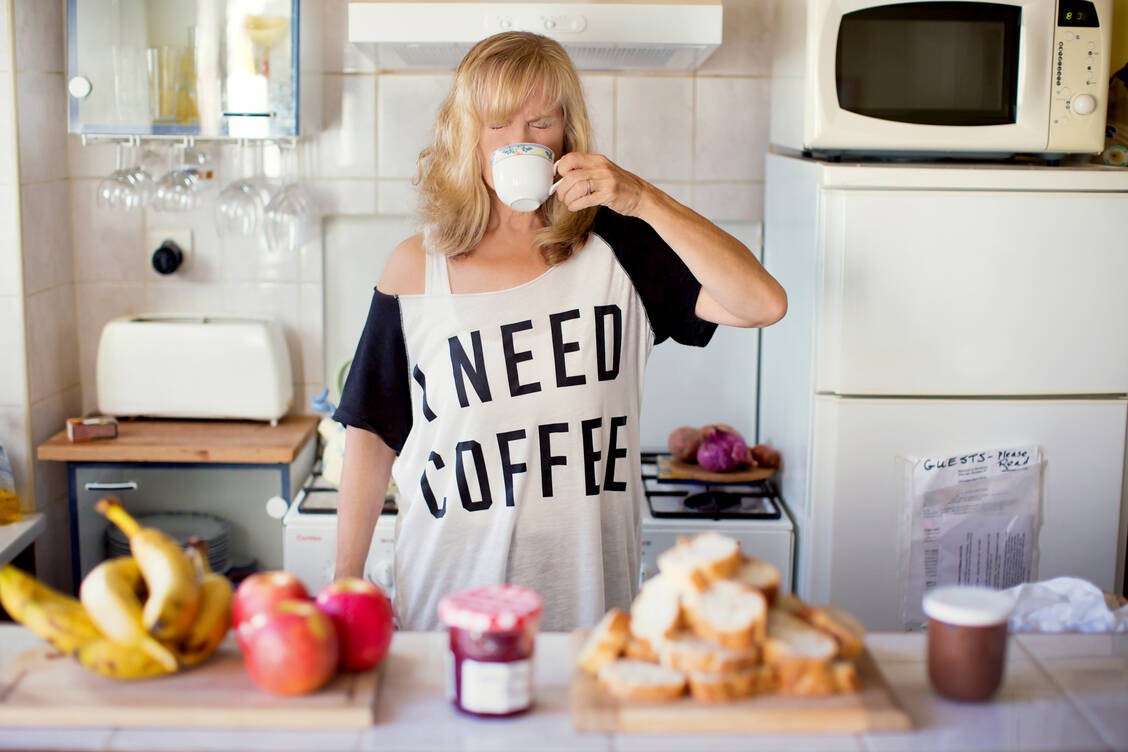 Insbesondere Eulen würden dazu neigen, das Frühstück ausfallen zu lassen. Doch auch sie sollten auf eine gesunde Ernährung, feste Essenszeiten und eben ein Frühstück achten. Kaffee allein ist keine Lösung. / Foto: Getty Images/Shestock/Blend Images LLC