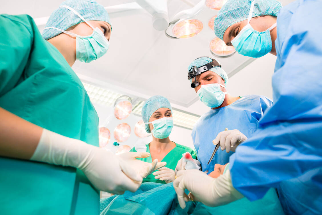 Die Farbe der OP-Kleidung hat Einfluss auf den Therapieerfolg. Mit Blau kann medizinisches Personal laut einer Studie aber nichts falsch machen. / Foto: Adobe Stock/Kzenon