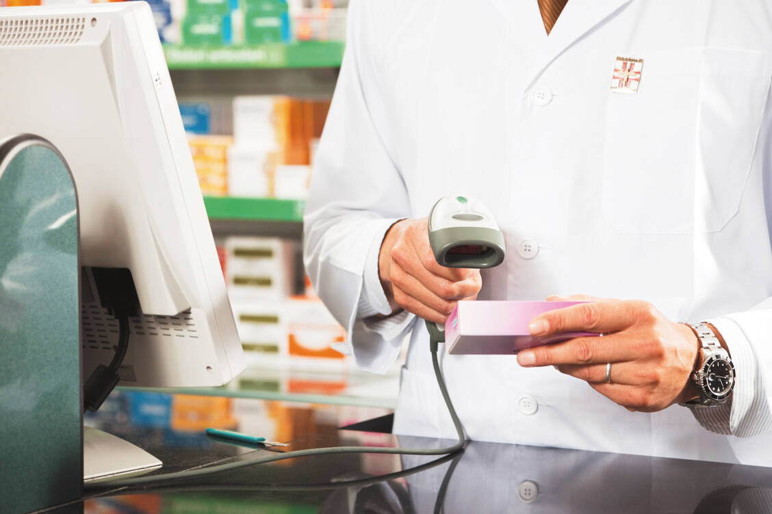 Seit dem 9. Februar muss der Apotheker die Echtheit von neu auf den Markt kommenden Rx-Präparaten prüfen, indem er den Data-Matrix-Code auf der Packung scannt und so die Daten über eine Sicherheitsabfrage abgleicht. / Foto: Fotolia/diego cervo