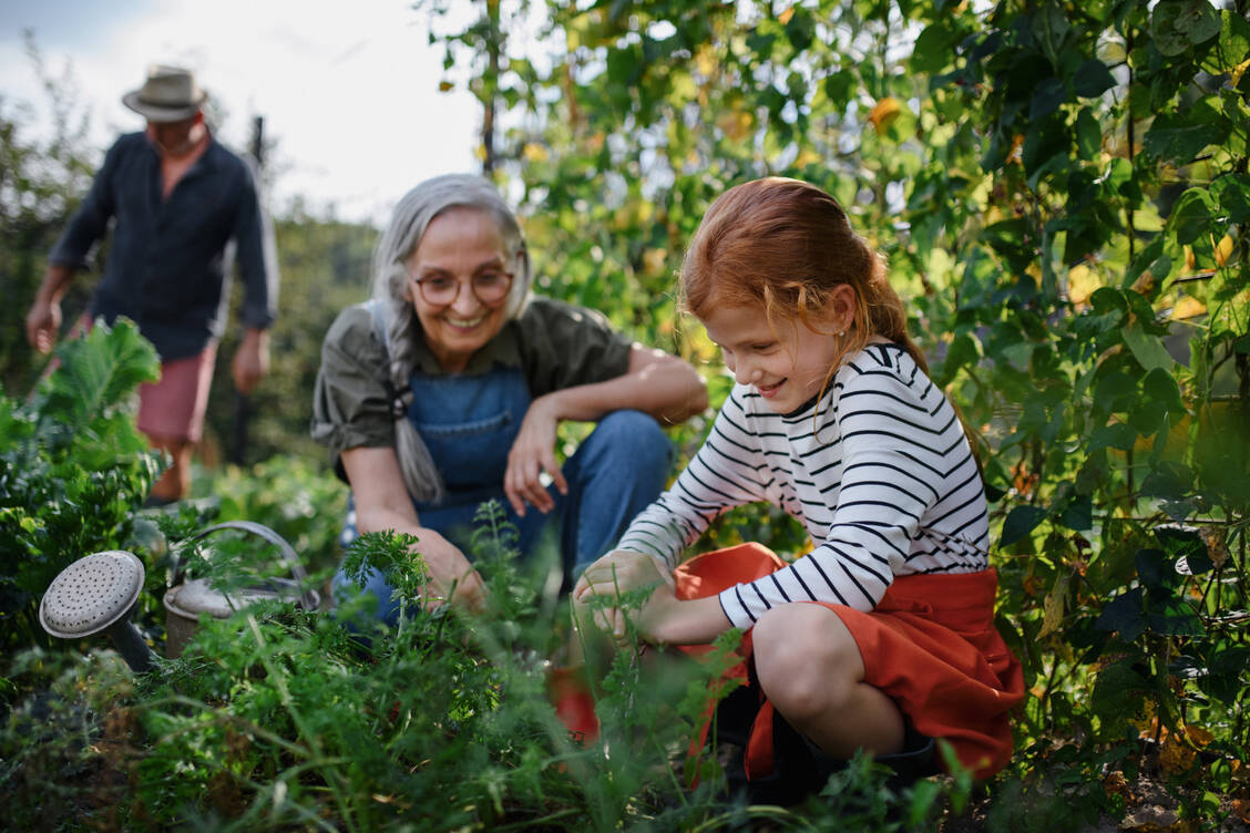 Die Kleinen lernen von den Großen. Eine möglichst pflanzenbasierte Ernährung von Klein auf ist eine Art Lebensversicherung für gesundes Altern.  / Foto: Getty Images/Halfpoint Images