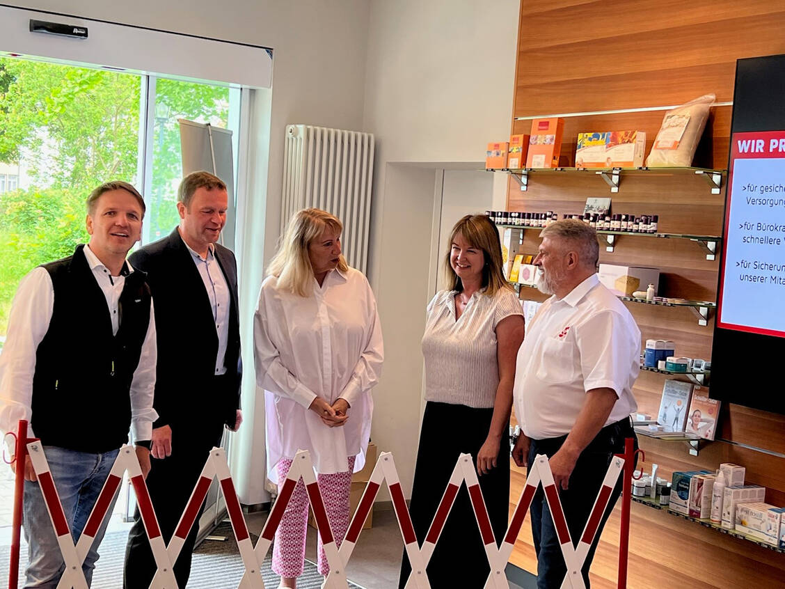 Am Protesttag: Die sächsische Gesundheitsministerin Petra Köpping (Bildmitte) und Staatssekretär Sebastian Vogel (SPD) besuchten die Stadt Apotheke Großröhrsdorf von Thomas Dittrich, Vorsitzender des Sächsischen Apothekerverbands. Mit dabei Susanne Donner,  stellvertretende SAV-Vorsitzende, und Bürgermeister Stefan Schneider . / Foto: SAV
