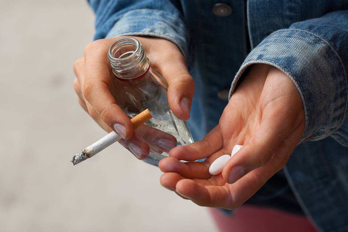 7,8 Millionen Deutsche gelten als Risikotrinker, jeder Dritte raucht und mehr als 1,5 Millionen sind abhängig von Tabletten. / Foto: Adobe Stock/Photographee.eu