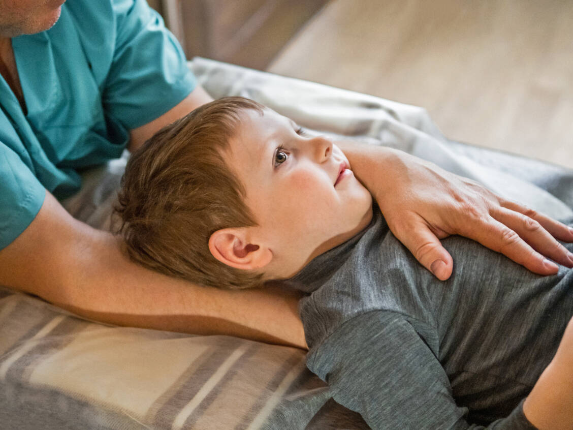 Aufstehen aus der Rückenlage erfordert viel Muskelkraft. Die Geschwindigkeit, mit der Patienten aus der Rückenlage aufstehen, ist ein anerkannter Marker für die Muskelfunktion (Symbolbild). / Foto: Adobe Stock/fascinadora