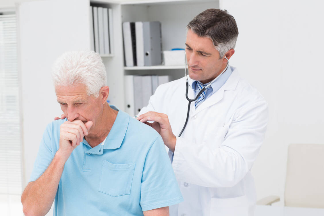 Ältere Menschen mit pulmonalen oder kardiovaskulären Vorerkrankungen haben ein erhöhtes Risiko für schwere Verläufe von RSV-bedingten Atemwegserkrankungen.  / Foto: Shutterstock/wavebreakmedia