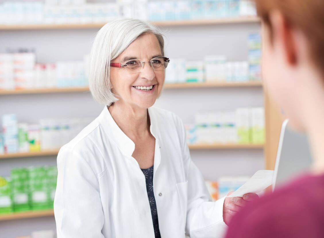 Pharmazeutische Kompetenz gerade auch im persönlichen Patientengespräch sei unverzichtbar, um aktuelle und künftige Arzneimittelrisiken zielgerichtet erkennen zu können, so die DPhG. / Foto: Adobe Stock/contrastwerkstatt