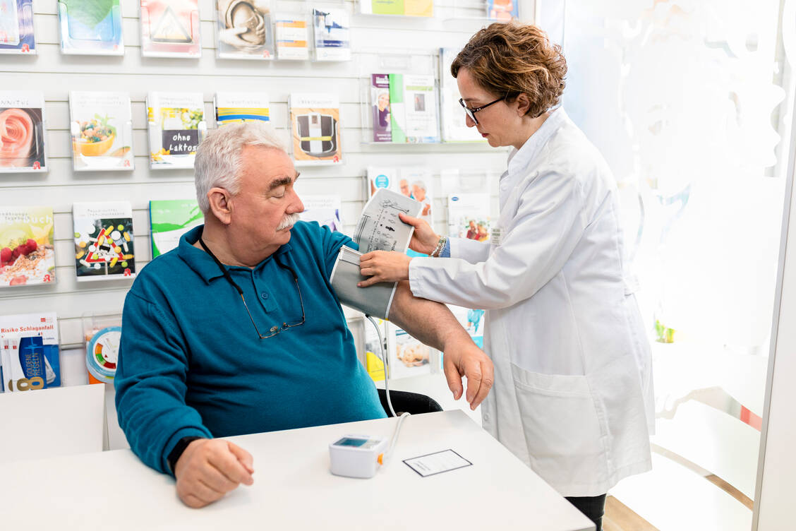 Viele Dienstleistungen wie die Blutdruckmessung in der Apotheke sind selbstverständlich, aber nicht oder kaum vergütet. Wenn die Apotheken in Studien zeigen können, wie hoch der Benefit für die Patienten ist, verbessert das die Chancen auf eine faire Honorierung. / Foto: ABDA