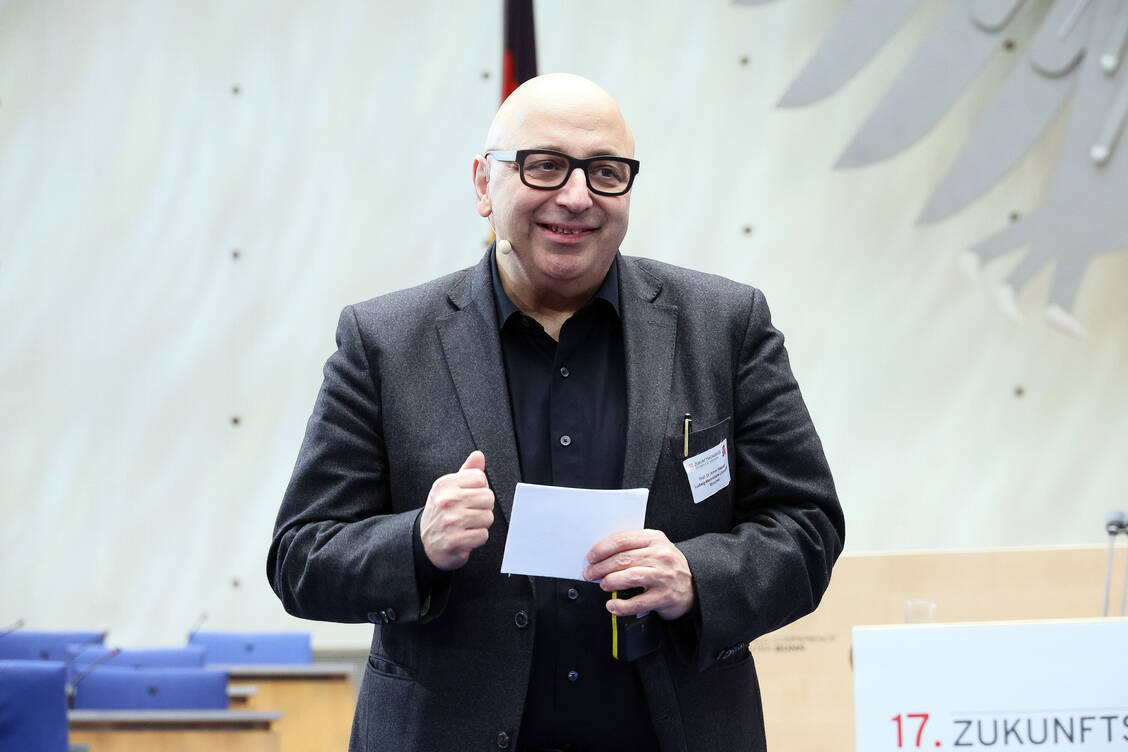 Der Soziologe Professor Armin Nassehi sprach beim Zukunftskongress über den gesellschaftlichen Wandel und die neue Rolle der Apotheken. / © PZ/Alois Müller