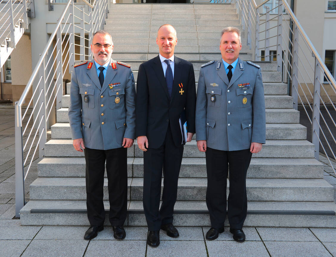 Generaloberstabsarzt Dr. Ulrich Baumgärtner, ABDA-Präsident Friedemann Schmidt und der Leitende Apotheker der Bundeswehr Oberstapotheker Arne Krappitz (v.l.) / Foto: ABDA/Uwe Grauwinkel
