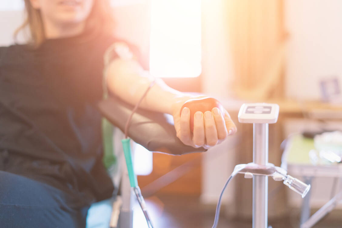 Wer eine Covid-19-Erkrankung überstanden hat, ist mancherorts, zum Beispiel in Unikliniken, aufgerufen, Plasma zu spenden. / Foto: Adobe Stock/ctvvelve