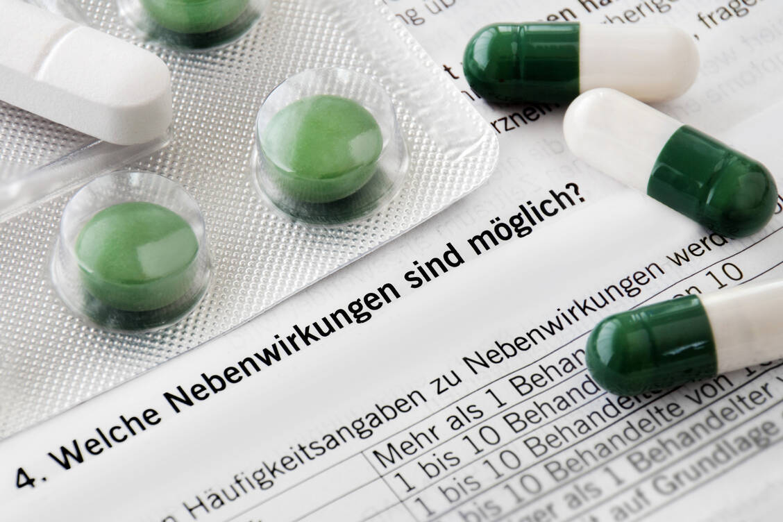 Seltene und sehr seltene Nebenwirkungen können meist erst nach der Markteinführung eines Medikaments detektiert werden, wenn mehr Menschen es anwenden als im Rahmen von Studien. / Foto: Adobe Stock/PhotoSG