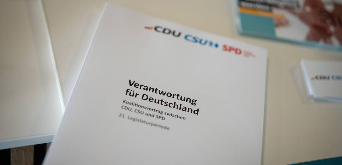 Die Sorgen der Apotheken stoßen auf politisches Gehör – das zeigt das kurze, aber konkrete Apothekenkapitel im schwarz-roten Koalitionsvertrag. / © Imago/Chris Emil Janßen