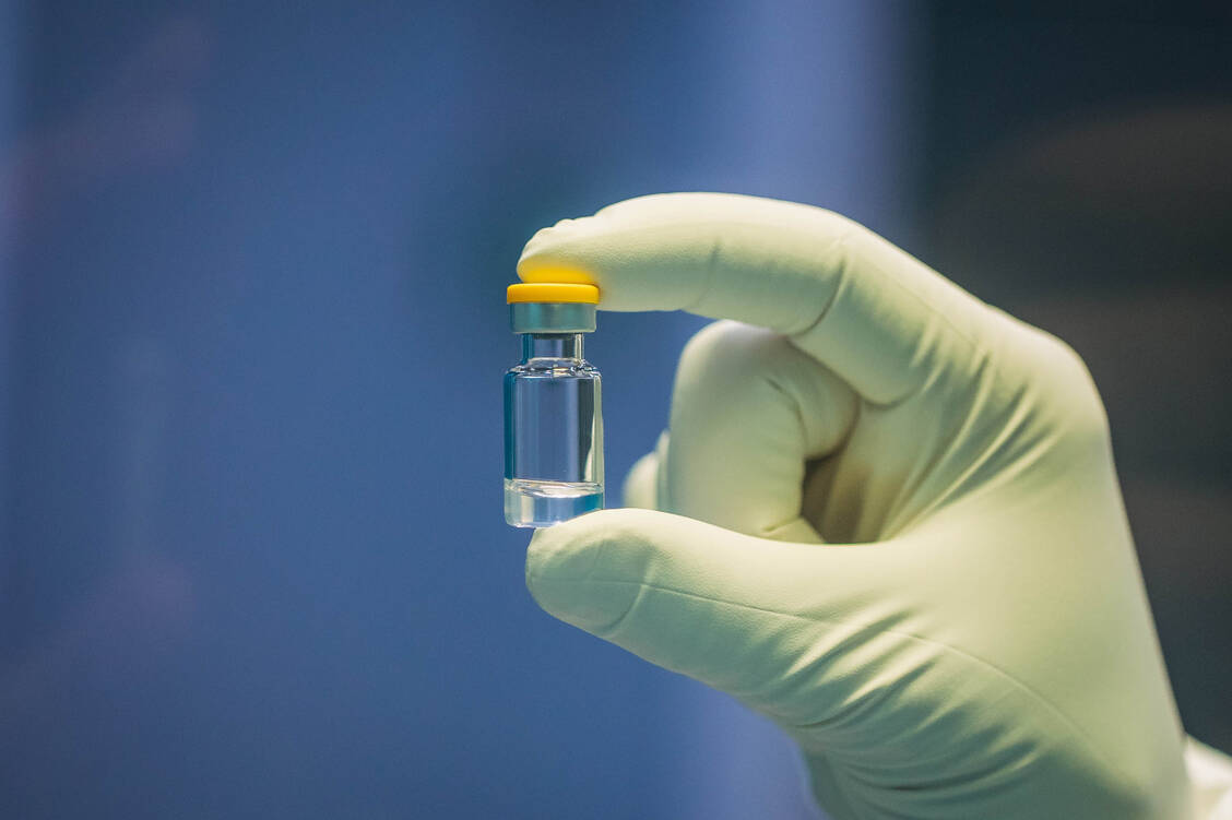 Eine Einzeldosis des abgefüllten SARS-CoV-2-Impfstoffkandidaten basierend auf dem MVA-Vektor. / Foto: IDT Biologika