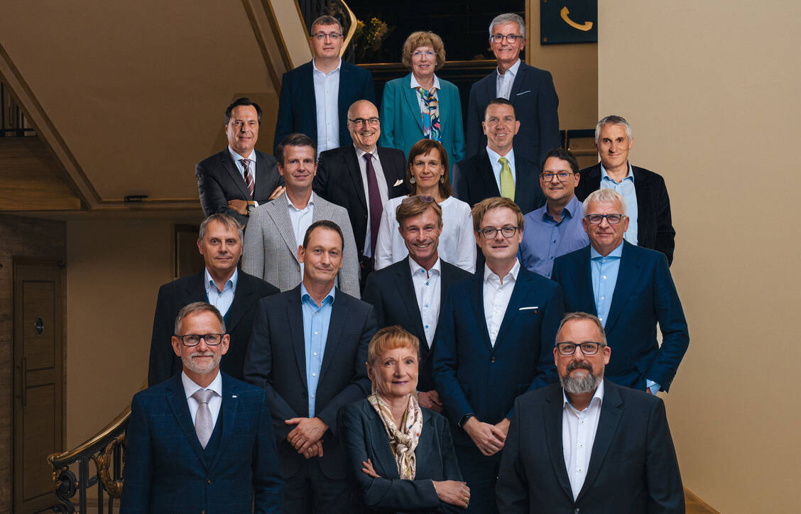 Ohne sofortige Anpassung drohe »eine Triage am HV-Tisch«, warnen die Apothekerinnen und Apotheker des Vorstands des Marketingvereins Deutscher Apotheken (MVDA). / © MVDA e. V. / LINDA AG