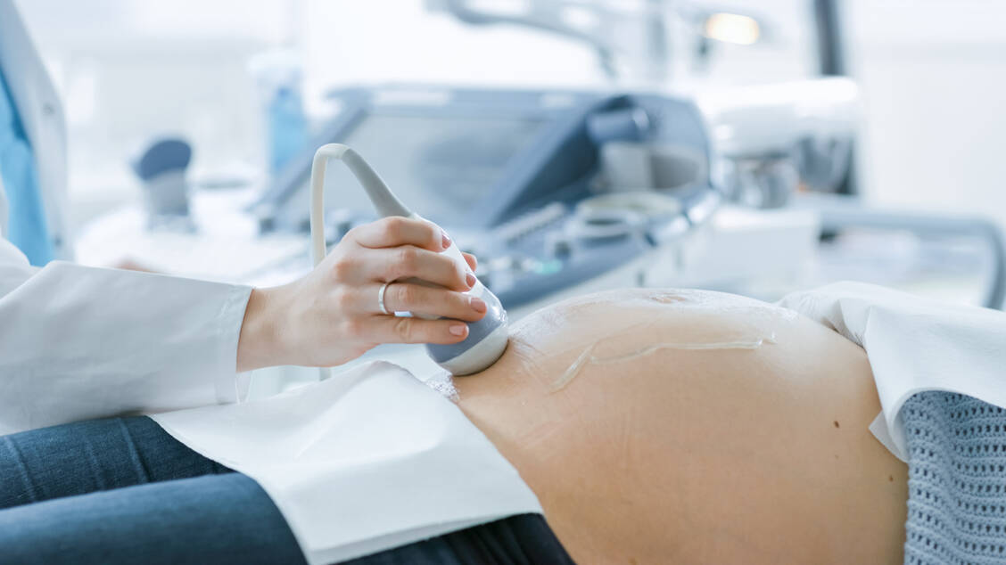 In der Schwangerschaft ist orales Isotretinoin absolut kontraindiziert. / Foto: Adobe Stock/Gorodenkoff