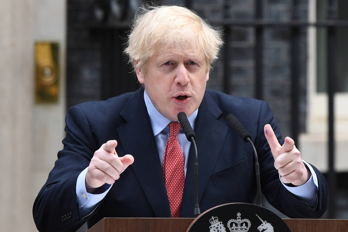 Bei einem Pressebriefing in der Londoner Downing Street hat der britische Premierminister Boris Johnson den Einsatz der Apotheken während der Pandemie gelobt. / Foto: Getty Images Europe