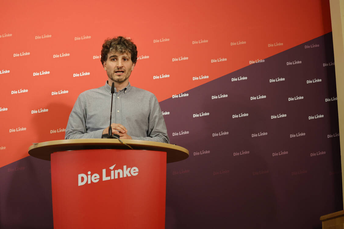 Linken-Gesundheitssprecher Ates Gürpinar sagte der PZ: »Die Bundesregierung versäumt es, den gesamten Gesundheitsbereich zusammenzudenken«. / © Imago / Metodi Popow