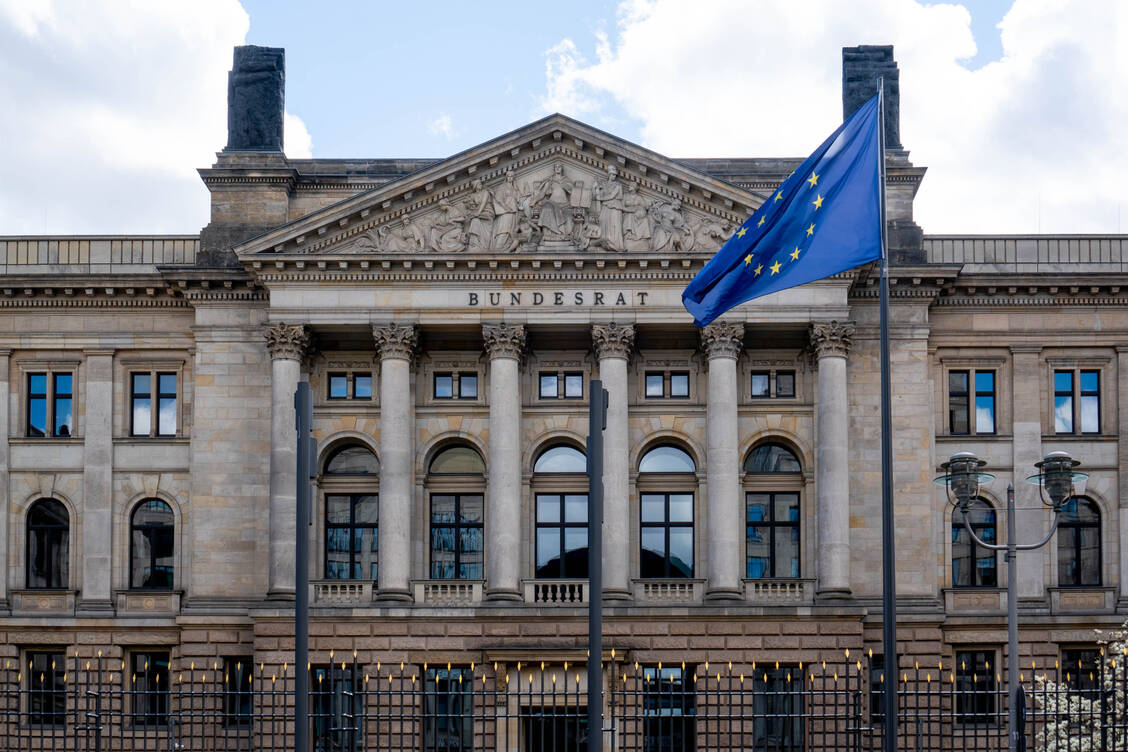 Grünes Licht von der Länderkammer: Einen Tag nach dem Votum im Bundestag stimmte heute auch der Bundesrat für gelockerte Corona-Regeln für Geimpfte und Genesene. / Foto: picture alliance / Fotostand