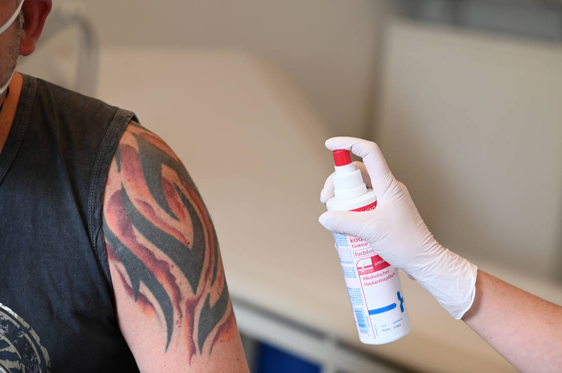 Der Bund will die Priorisierung für die Impfstoffe im Juni kippen, Bayern und Baden-Württemberg wollen für die Hausarztpraxen schon am kommenden Montag die Impfreihenfolge für alle Impfstoffe aussetzen. / Foto: picture alliance / SZ Photo