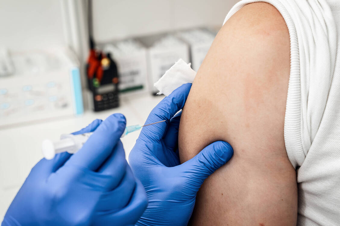 Trotz zunächst großer Nachfrage blieben in der vergangenen Grippesaison viele Impfdosen in den Apotheken liegen. Bis heuet ist unklar, was damit geschieht.  / Foto: Imago Images/Bihlmayerfotografie