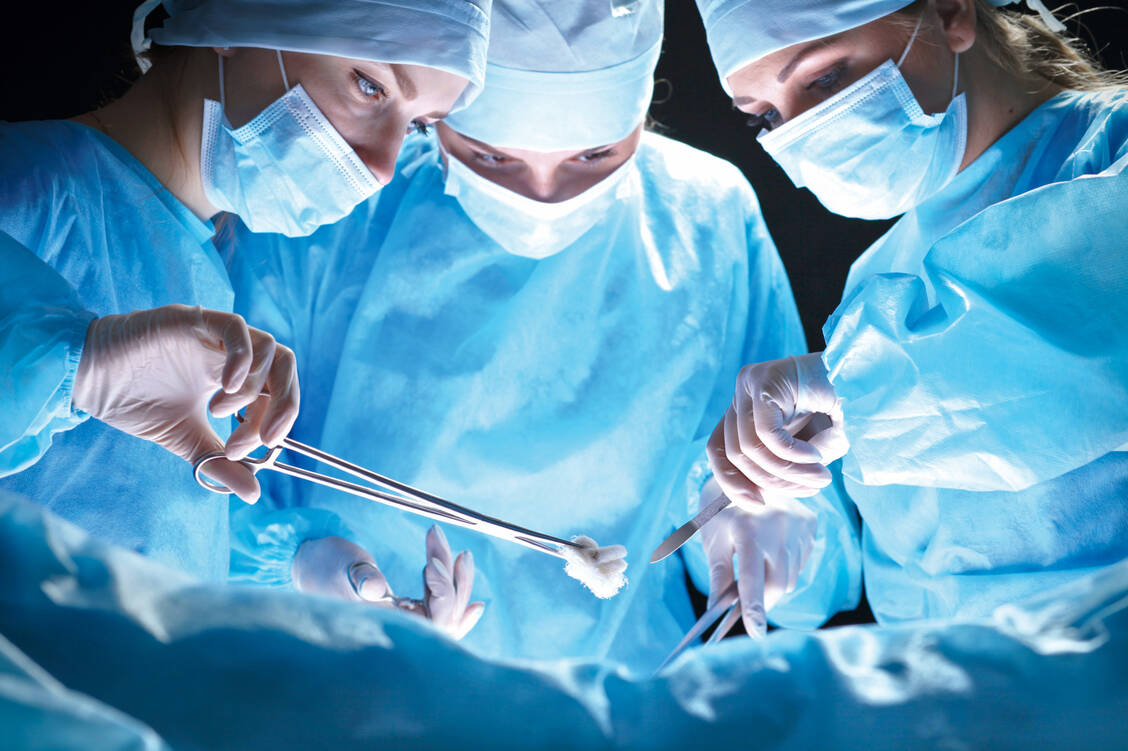 Im Vorfeld geplanter operativer Eingriffe konnte der Thrombopoietin-Rezeptoragonist Lusutrombopag die endogene Thrombozytenzahl effektiv erhöhen.  / Foto: Shutterstock/Andrei_R