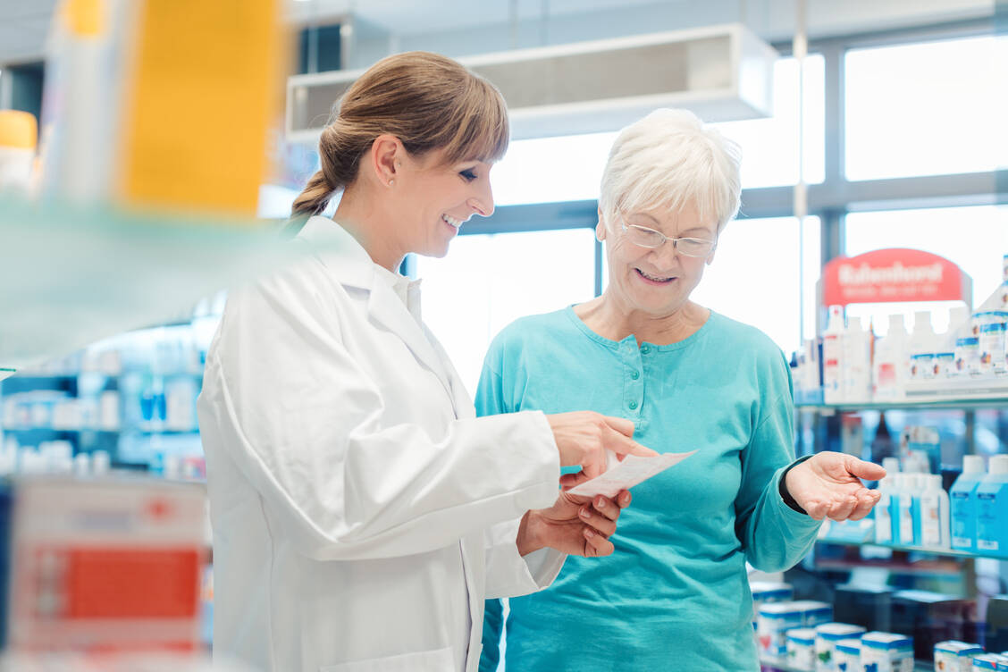 Ein neues Medikament kommt zur ohnehin komplizierten Dauermedikation hinzu? Das kann der passende Zeitpunkt sein, eine Medikationsberatung als pharmazeutische Dienstleistung anzubieten. / Foto: Adobe Stock/Kzenon