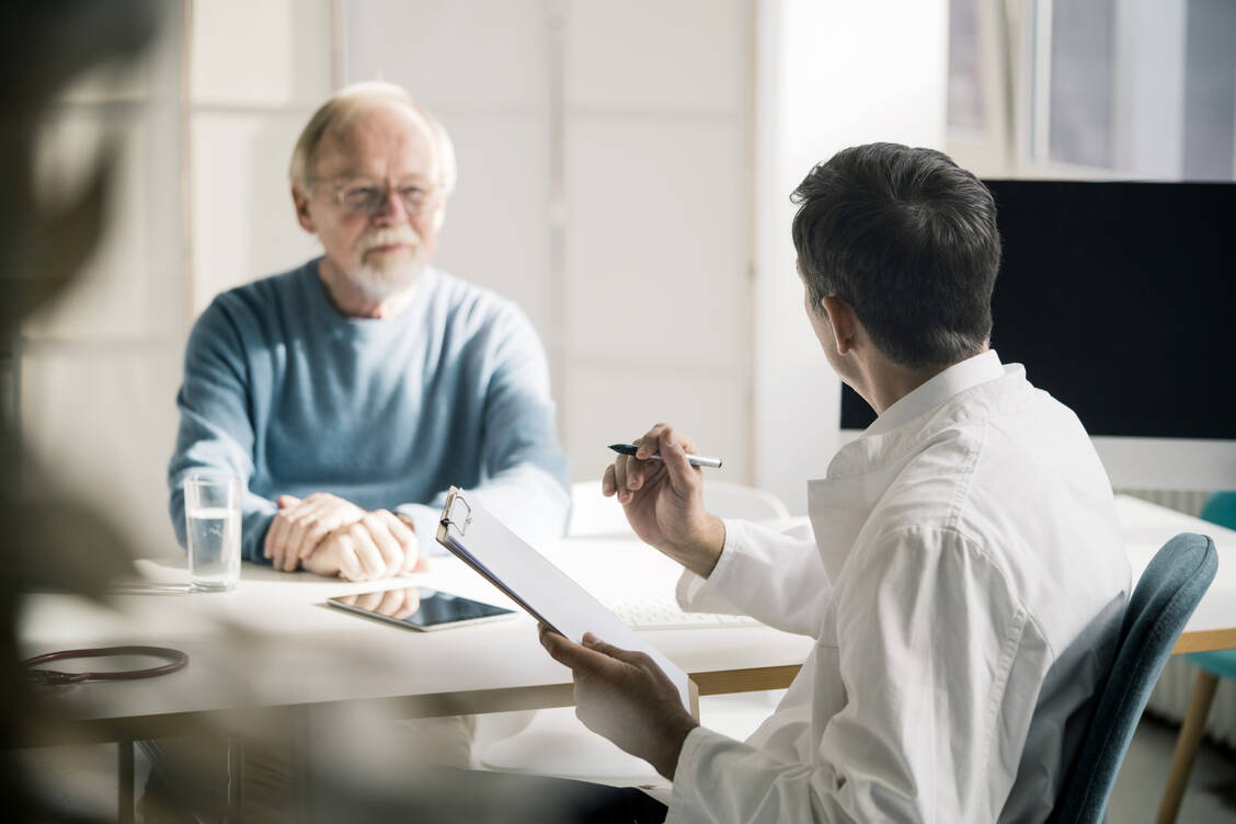 Ein ausführliches Anamnesegespräch bildet die Basis der RLS-Diagnostik. / Foto: Getty Images/Westend61