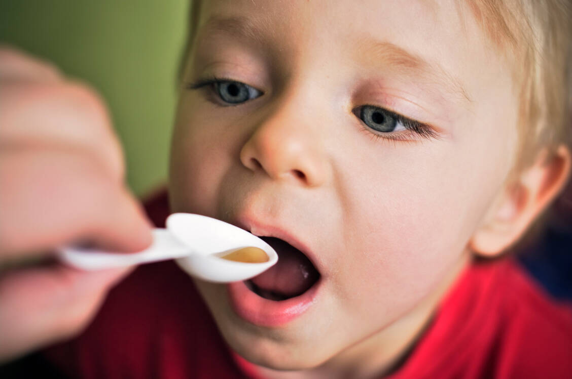 Bei spezifischen Arzneimitteln für Kinder steht die passende Dosierung in Fach- und Gebrauchsinformation, doch bei vielen schweren Erkrankungen gibt es solche Medikamente nicht. Hier hilft das Kinderformularium weiter. / Foto: Getty Images/Imgorthand