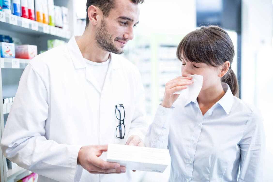Die Zahl der Allergiker nimmt weiter zu, die Heuschnupfen-Zeit wird immer länger und auch die Produktauswahl der nicht verschreibungspflichtigen Antiallergika wächst. / Foto: Getty Images/Westend61