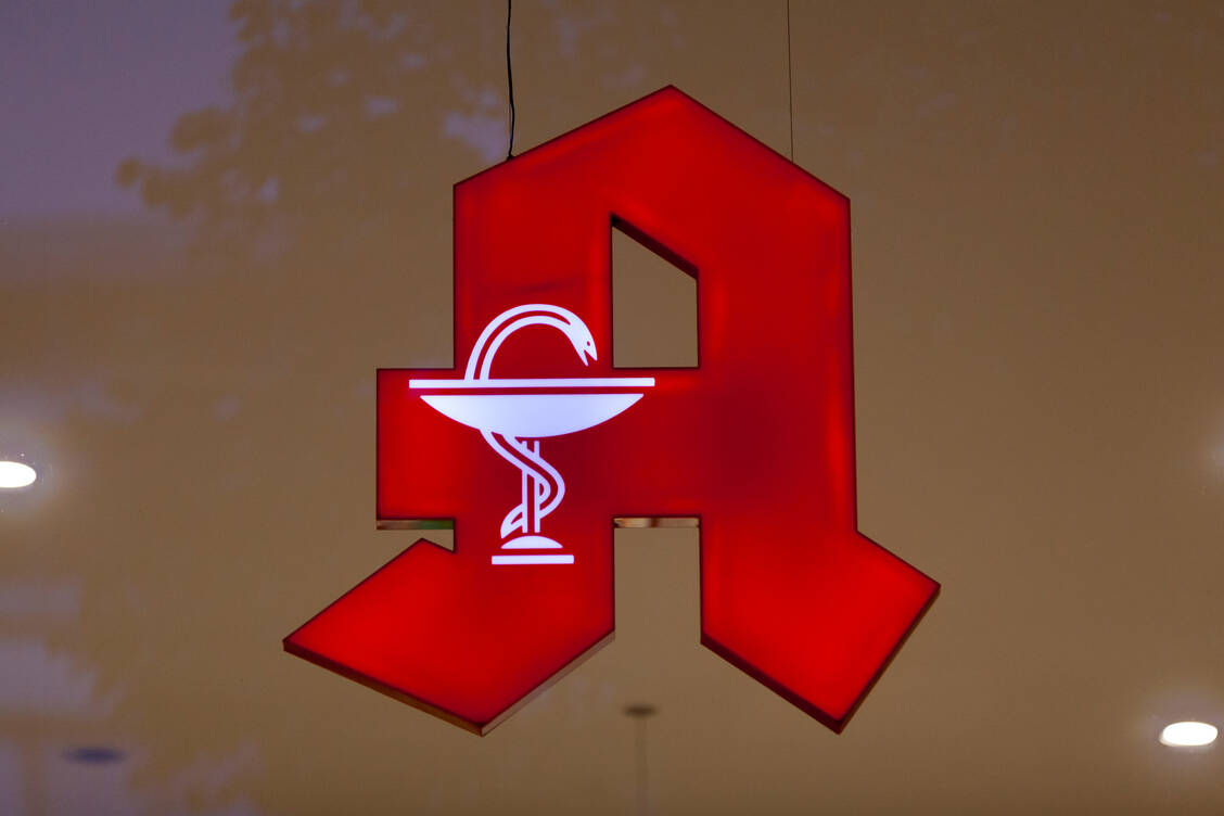 Es werden von Jahr zu Jahr weniger Apotheken. Gegen die derzeitigen Arbeitsbedingungen demonstrieren die Apotheken bundesweit am Mittwoch, 14. Juni. / Foto: Getty Images/Gwengoat