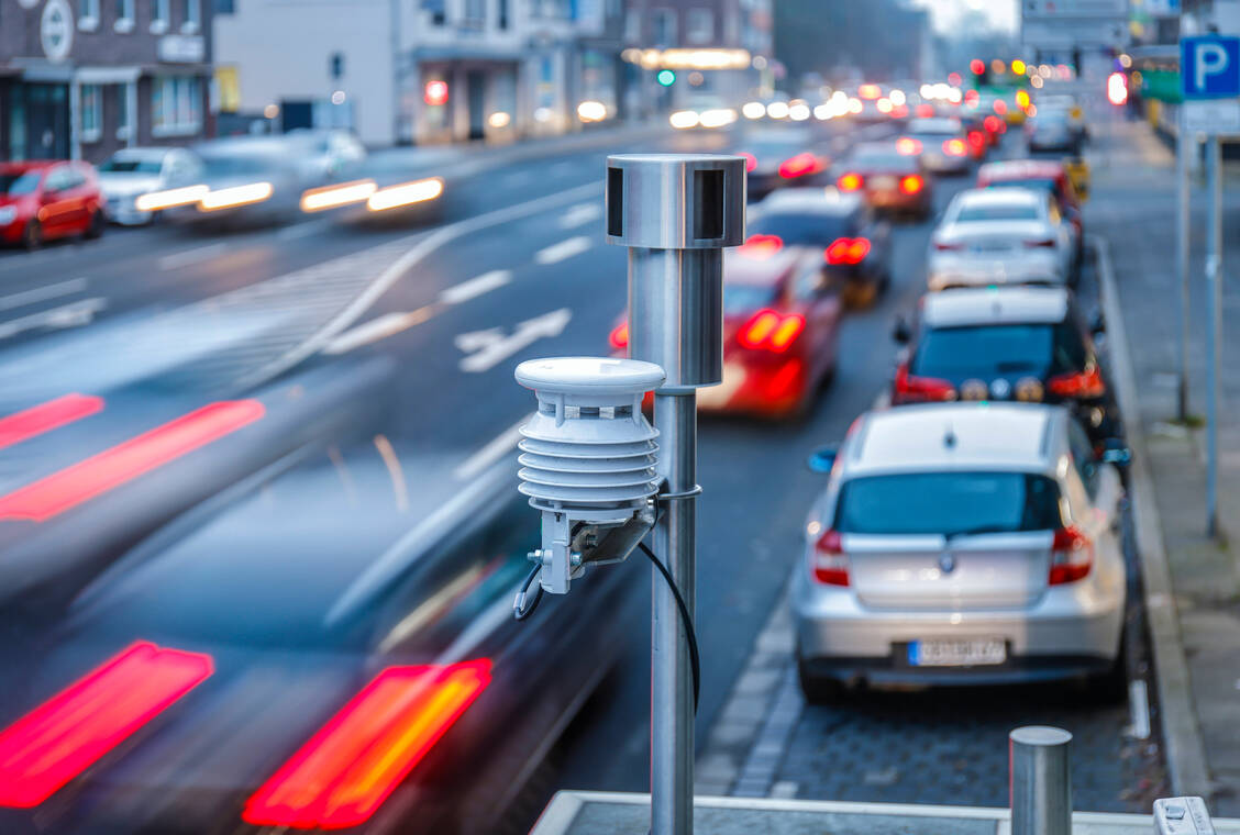 Zeigen Messstationen zu häufig zu hohe Werte von Luftschadstoffen an, können Fahrverbote verhängt werden. / Foto: Imago Images/Rupert Oberhäuser