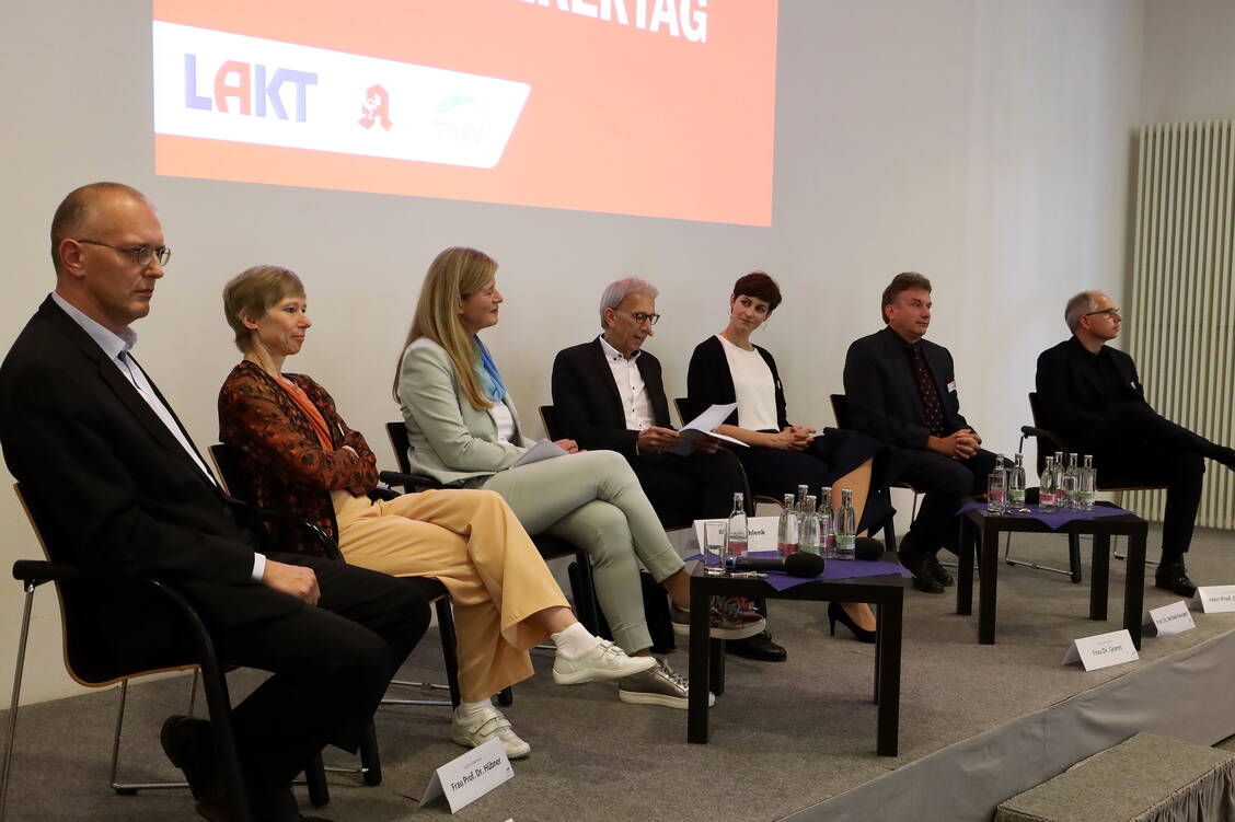 Diskutierten in Weimar über Homöopathie (von links):  Guido Dressel, Jutta Hübner, Margit Schlenk, Moderator Peter Ditzel, Natalie Grams, Michael Keusgen und Tilmann Betsch. / Foto: LAKT/ThAV/Alois Mueller