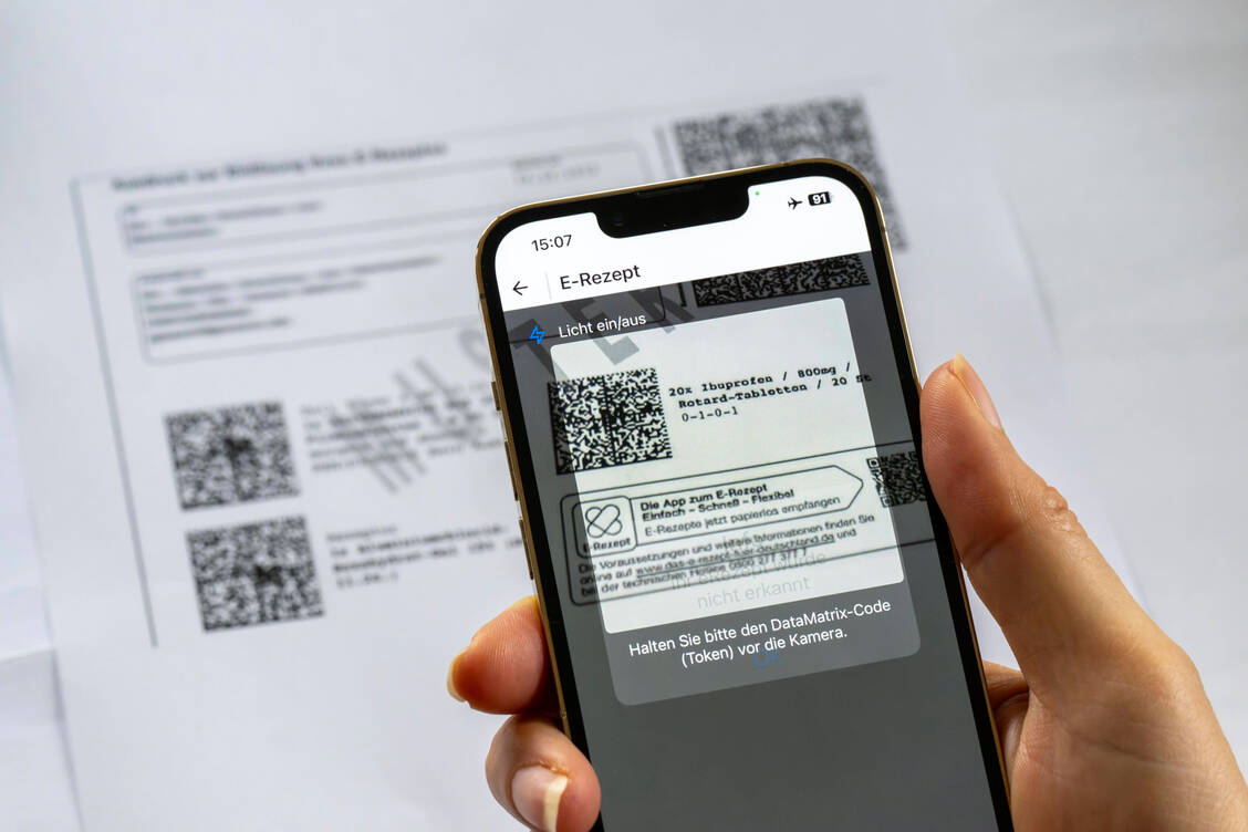 Es ist da! Seit dem 1. Januar ist das E-Rezept Pflicht, Ärzte müssen Verordnungen digital ausstellen. Die PZ hat sich umgehört, wie das klappt. / Foto: IMAGO/MiS