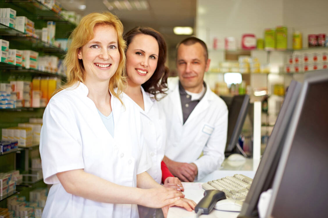 Deutschlands Apotheken haben im Schnitt mehr Mitarbeiter als noch vor einigen Jahren. Zugleich sind Apotheker ein von der Bundesagentur für Arbeit anerkannter Mangelberuf. / Foto: Fotolia/Robert Kneschke