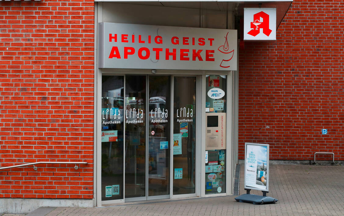 Nach dem Tod einer Frau und ihres notgeborenen Babys wurde die Kölner Apotheke, aus der die giftige Glucose-Zubereitung stammt, behördlich geschlossen. Der Inhaber will nun per einstweiliger Verfügung die Wiedereröffnung erwirken. / Foto: picture alliance / Reuters