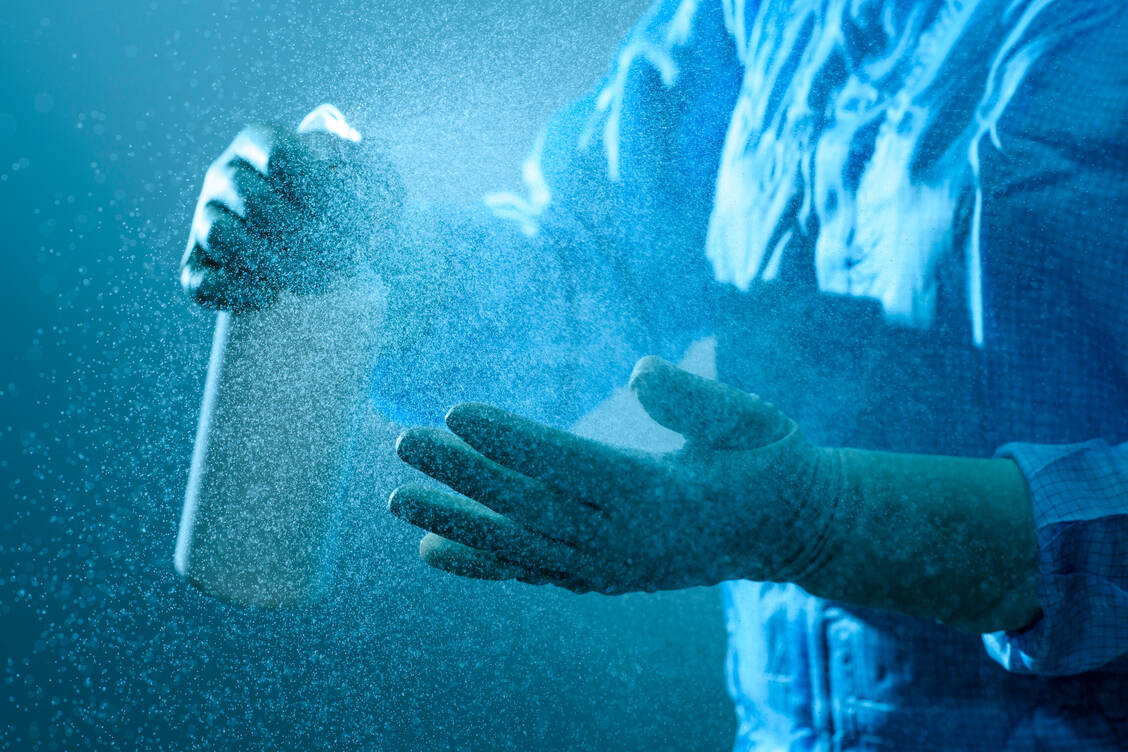 Die Desinfektion gehört zu den Grundpfeilern jedes Hygienemanagements. Allerdings lässt sich völlige Keimfreiheit auch damit nicht erreichen. / Foto: Getty Images/Robert Gortana/EyeEm