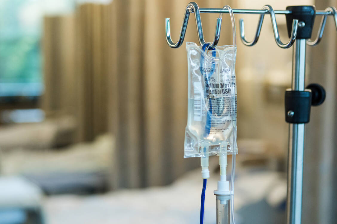 In einer chinesischen Studien wurden Mikroplastik-Partikel in Infusionslösungen gefunden, die vermutlich aus dem Material des Infusionsbeutels stammten. / © Getty Images/SDI Productions