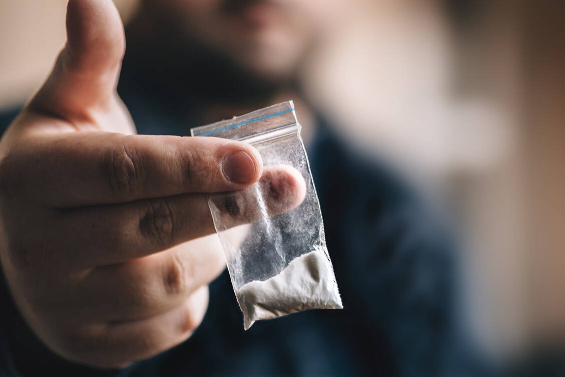 Heroin sind immer öfter synthetische Opioide wie Fentanyl beigemischt, die deutlich potenter sind – lebensgefährliche Überdosierungen können die Folge sein. / © Adobe Stock/DedMityay
