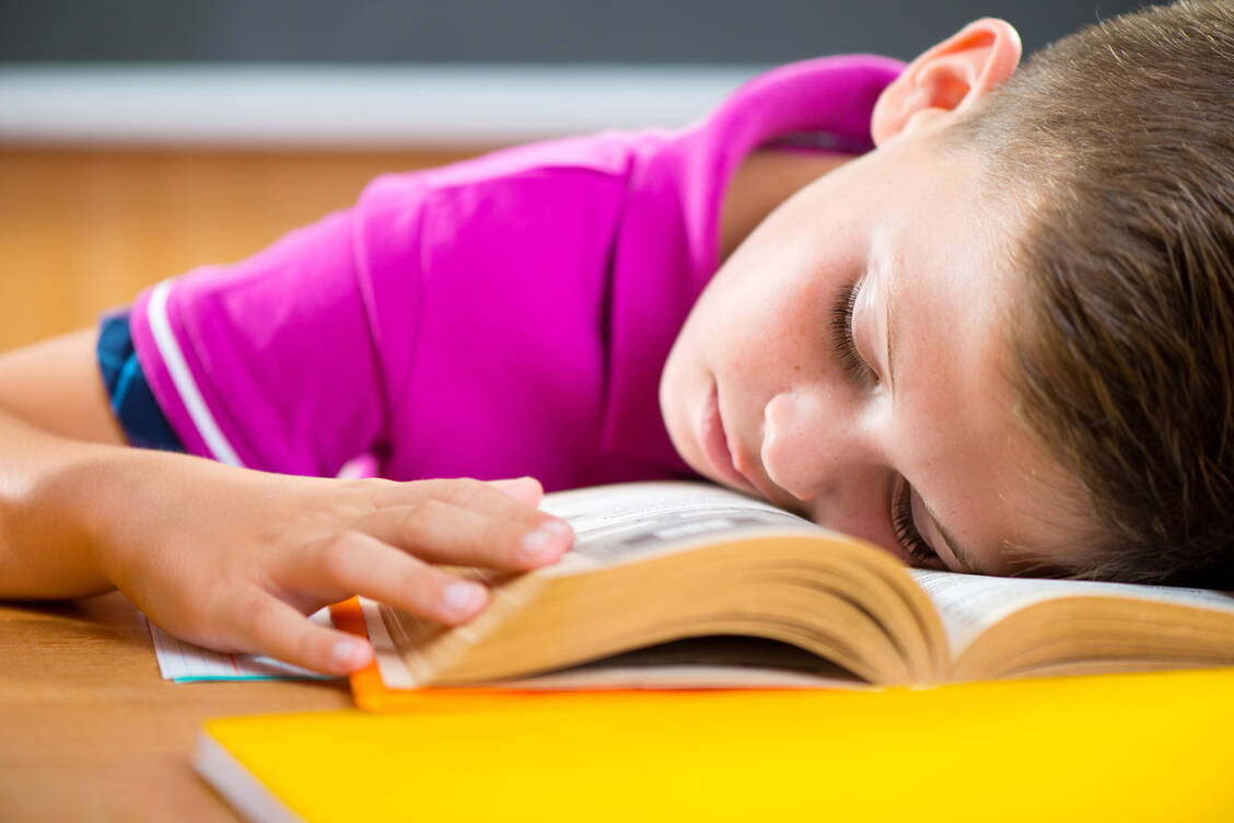 Fast zwei Drittel der Kinder fühlen sich müde. Auch der soziale Status spielt eine Rolle. Deshalb sollen Schulen mehr Gesundheitskompetenz vermitteln. / © Adobe Stock/spass